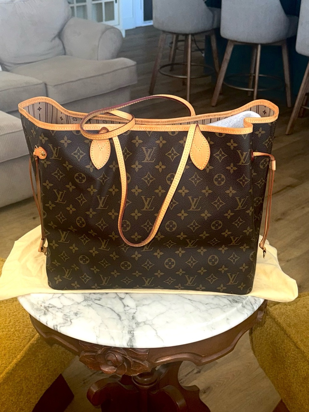 Louis Vuitton GM Neverfull Tote - Picture 2 of 11